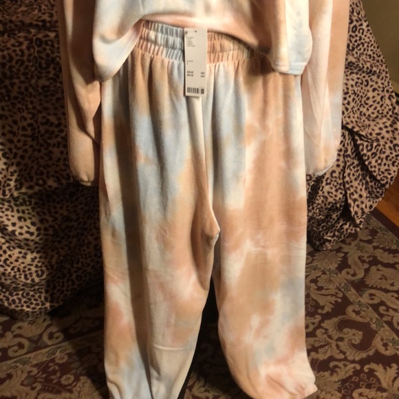 URBAN OUTFITTERS Tie-Dye Cropped Top Sweatsuit Set - Picture 6 of 12